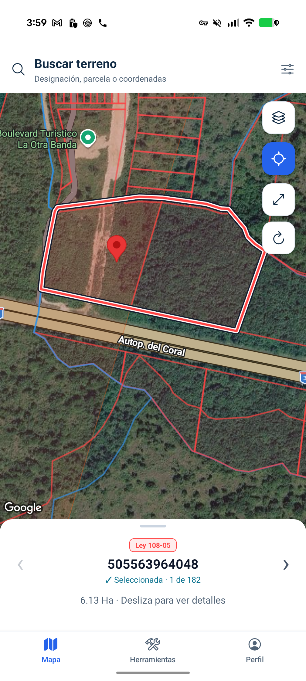 Captura real de TerrenoClick: parcela seleccionada en rojo con borde de contraste sobre el mapa satelital